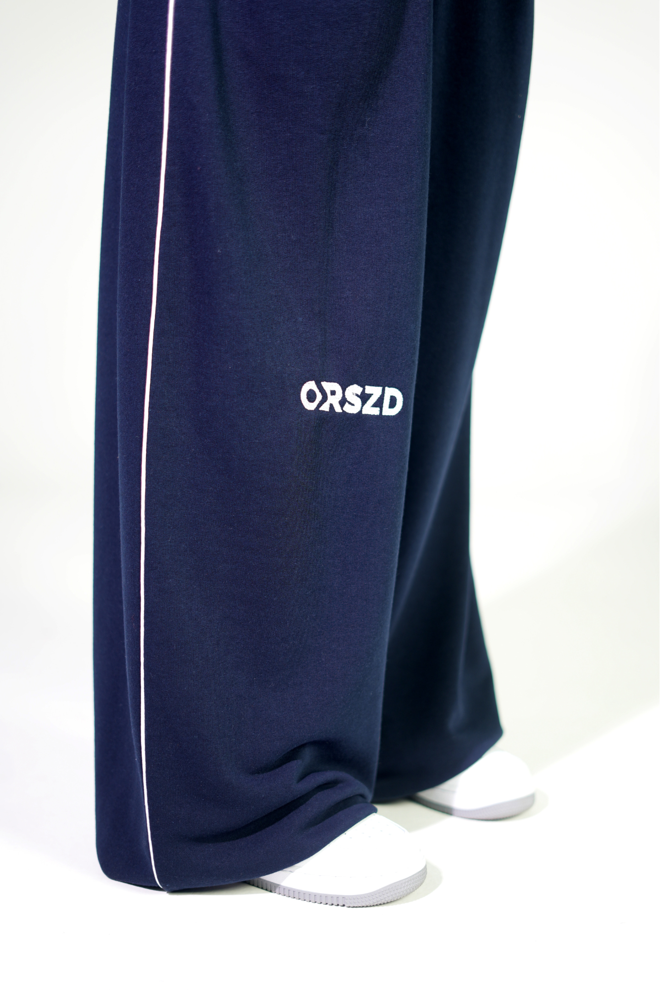 NAVY BLUE - White