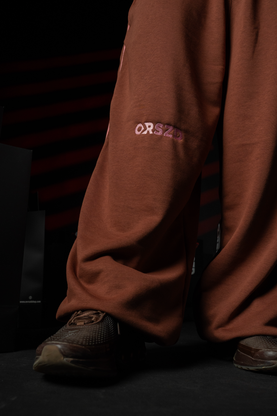 DARK BROWN - Light Pink